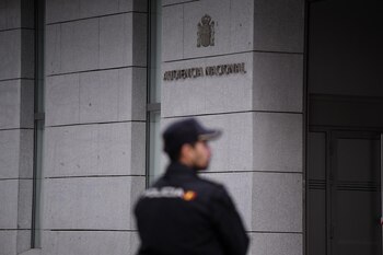 16/10/2023 Un agente de Policía en la entrada de la Audiencia Nacional, a 16 de octubre de 2023, en Madrid (España). El juez de la Audiencia Nacional Manuel García Castellón, que investiga los encargos realizados por el BBVA al comisario jubilado José Manuel Villarejo, toma declaración hoy en calidad de testigo al actual presidente de la entidad, Carlos Torres, con el fin de conocer si funcionaron los mecanismos de control corporativo, a efectos de determinar la existencia de una efectiva cultura de cumplimiento normativo, en aras a esclarecer su responsabilidad penal" --del banco--.
POLITICA
Fernando Sánchez - Europa Press