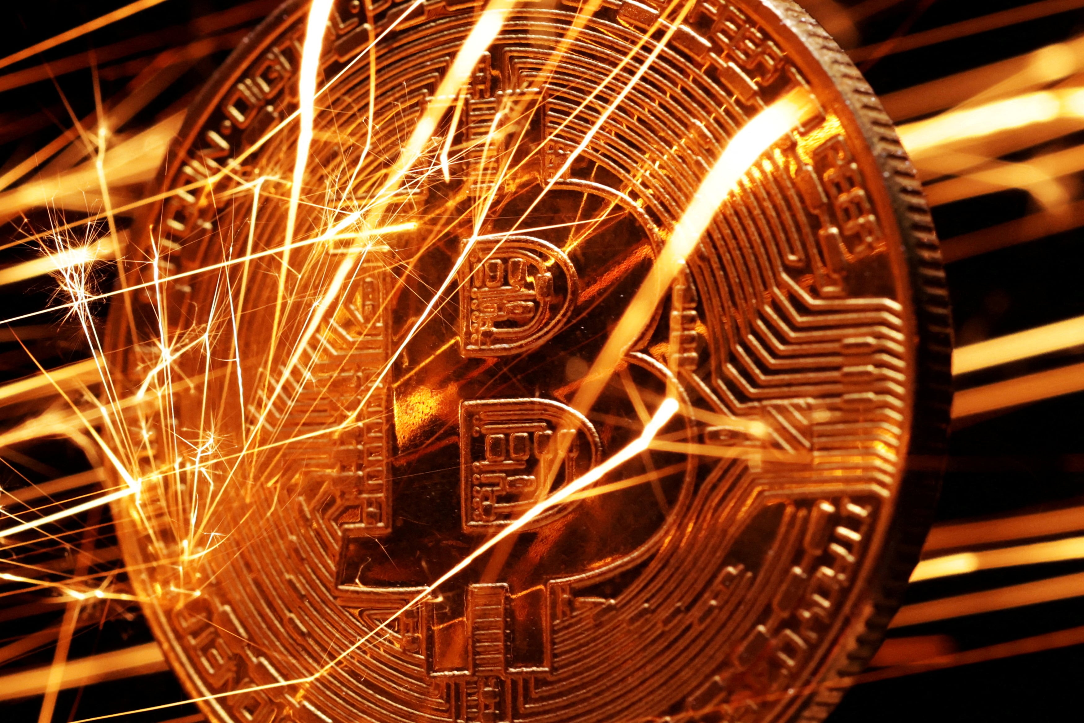El bitcoin (BTC) es la primera moneda digital descentralizada, que opera sin control de gobiernos, bancos centrales ni intermediarios financieros.
REUTERS/Dado Ruvic