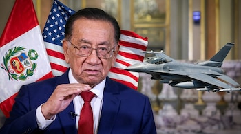Retrato de José María Balcázar, presidente de Perú, con traje oscuro y corbata roja, gesticulando con la mano. Detrás, banderas de Perú y Estados Unidos, y un avión de combate F-16 gris.