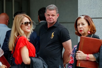 Joakim Broberg, hijastro de la alcaldesa de Marbella, llega a la Audiencia Nacional. A la izquierda, la alcaldesa Ángeles Muñoz