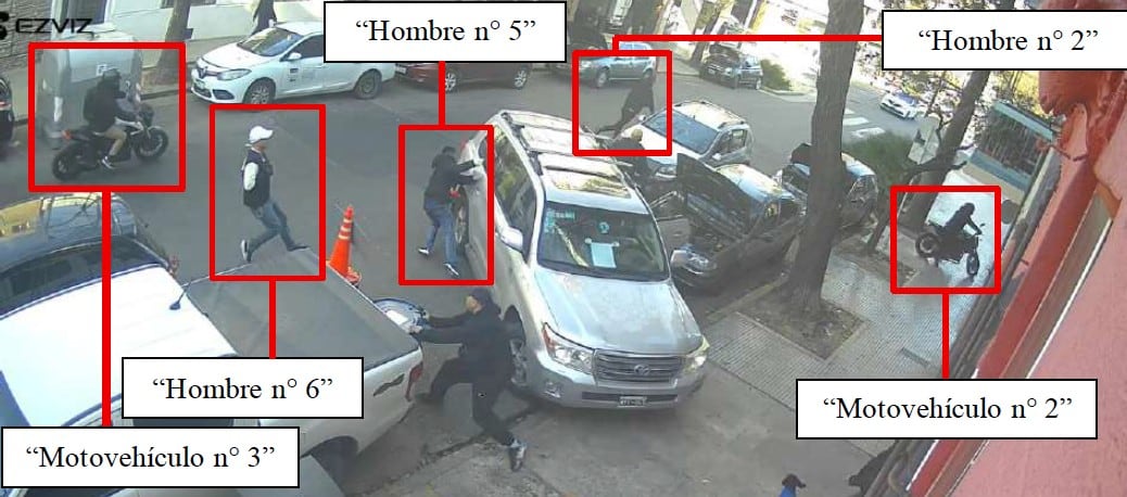 El ataque a una de las víctimas a pie y en moto