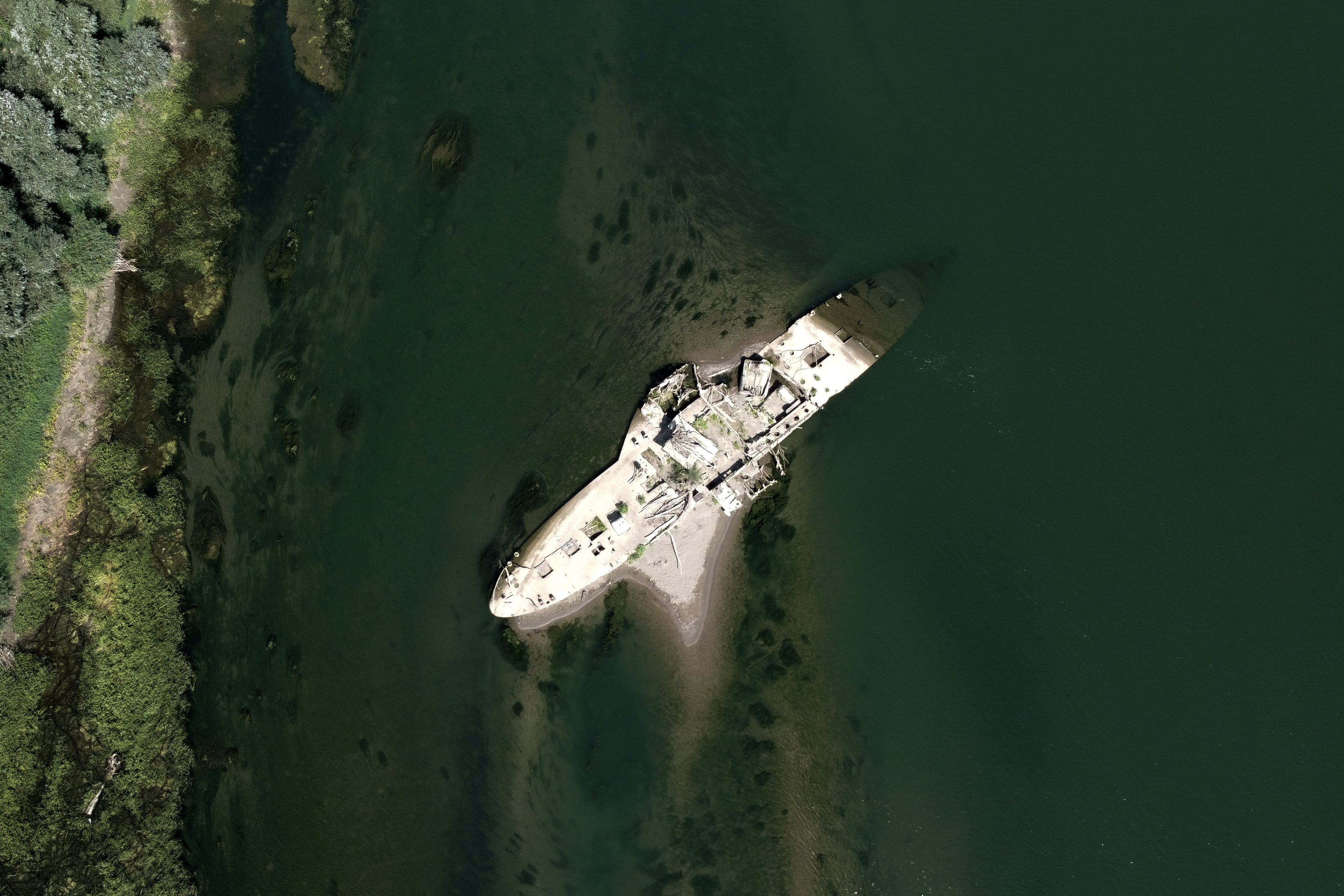Los restos de un antiguo barco de vapor, conocido como el *Slovenian*, son visibles debido al bajo nivel del río Sava cerca de la localidad de Sremska Mitrovica, al noroeste de la capital, Belgrado (Serbia), el martes 18 de agosto de 2026 (AP/Darko Vojinovic)