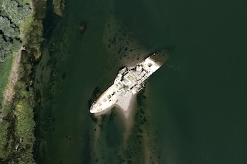 Los restos de un antiguo barco de vapor, conocido como el *Slovenian*, son visibles debido al bajo nivel del río Sava cerca de la localidad de Sremska Mitrovica, al noroeste de la capital, Belgrado (Serbia), el martes 18 de agosto de 2026 (AP/Darko Vojinovic)