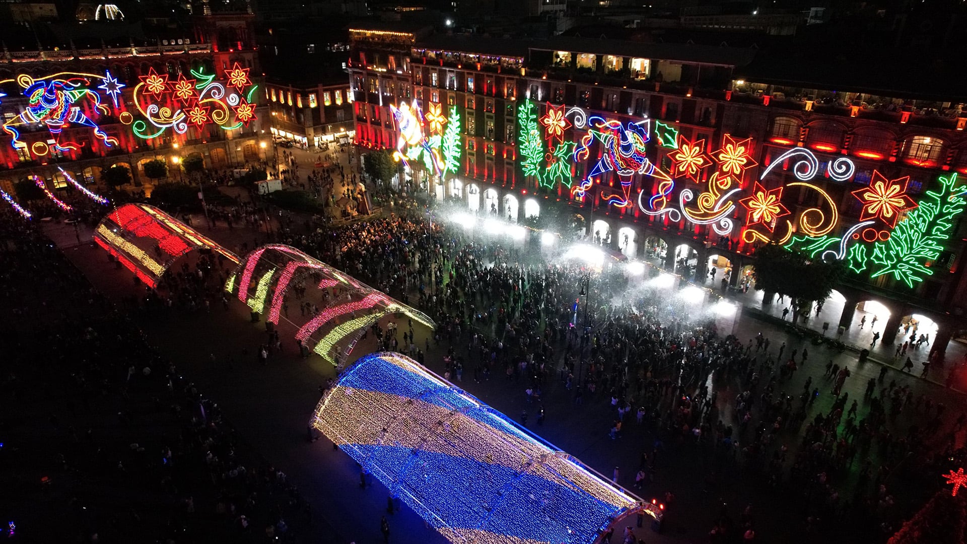 Así lucía el alumbrado navideño en el Zócalo de la Ciudad de México hace un año. Crédito: X/@GobCDMX