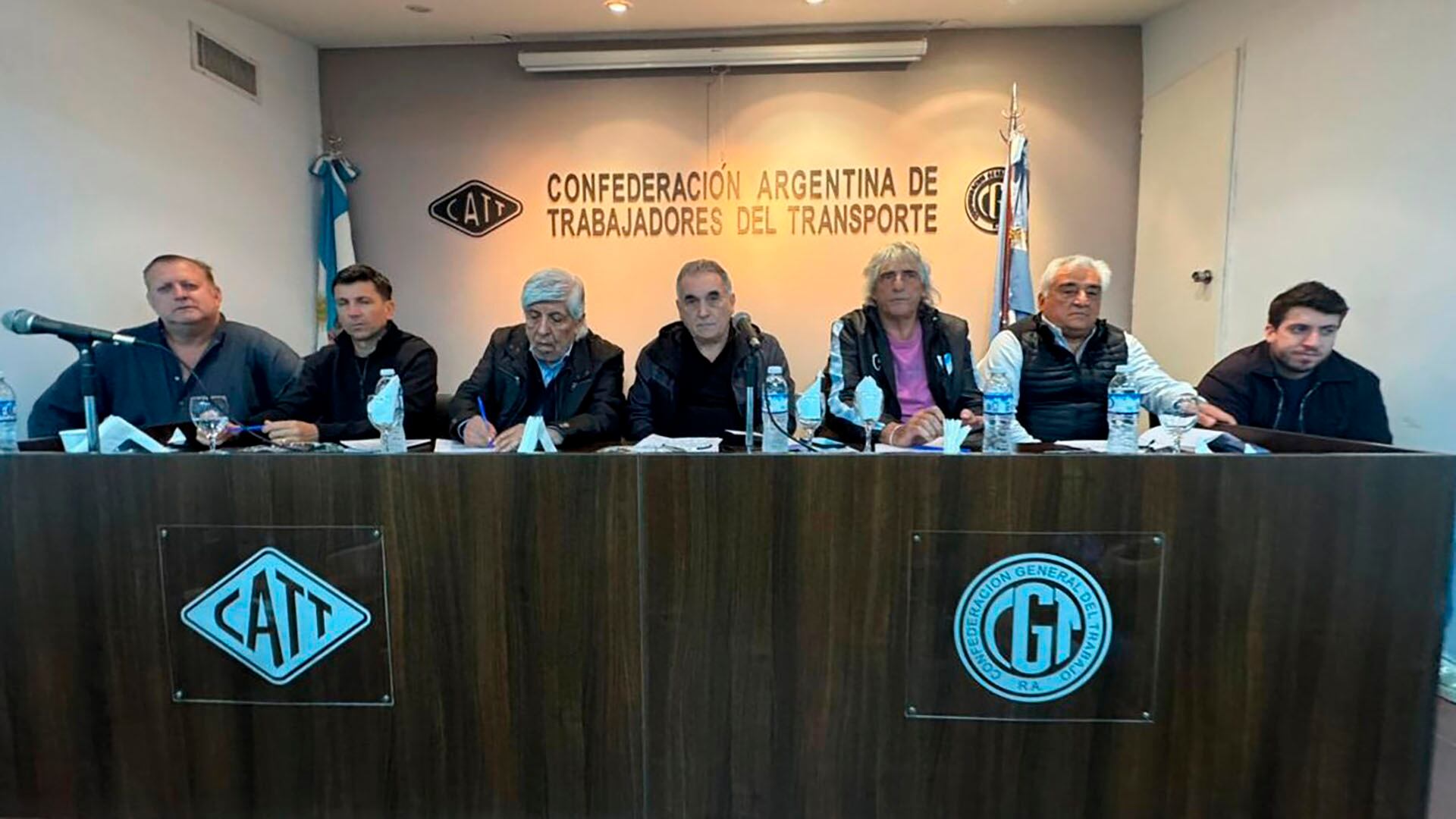 Hugo Moyano y su hijo Jerónimo (primero de la derecha), en la cabecera del congreso de la CATT