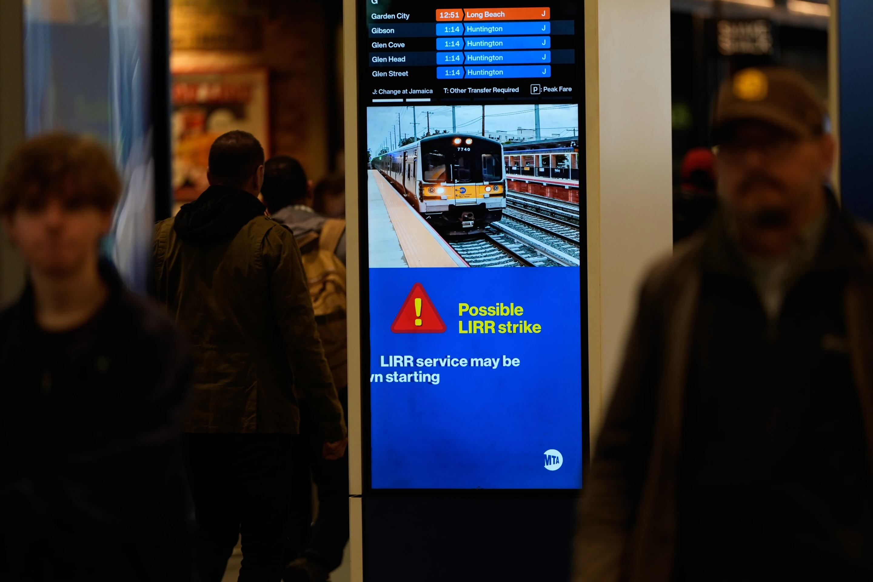Un cartel advierte a los pasajeros sobre una posible huelga del ferrocarril de Long Island en la estación Penn Station de Nueva York, el jueves 14 de mayo de 2026. (Foto AP/Seth Wenig)