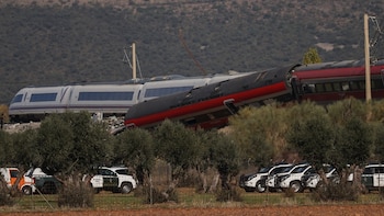 Agentes de los Servicios de Emergencias trabajan en el lugar de los hechos, a 28 de octubre de 2026, en Urda, Toledo, Castilla-La Mancha (España). (Alejandro Martínez Vélez / Europa Press)