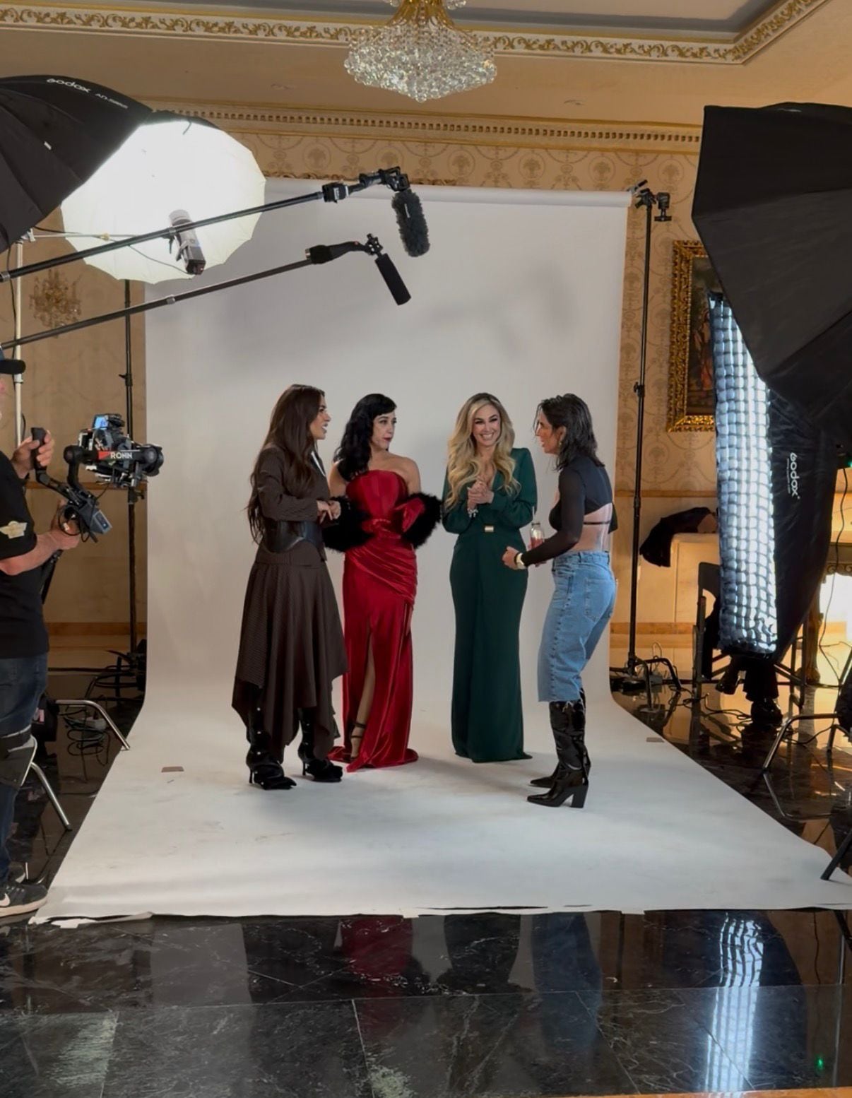 Aracely Arámbula, Galilea Montijo, Bárbara de Regil y Susana Zabaleta comparten risas en el set de una sesión de fotos para promocionar