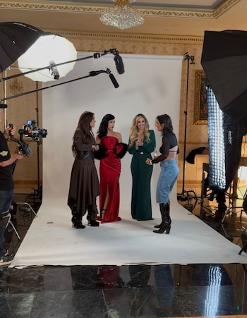 Cuatro mujeres, incluyendo Aracely Arámbula, Galilea Montijo, Bárbara de Regil y Susana Zabaleta, posan en un estudio con fondo blanco, rodeadas de equipo de iluminación y cámaras