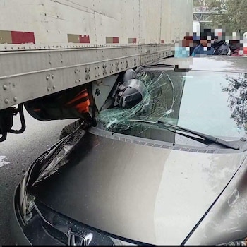Un presunto asaltante de 25 años murió en la calzada Roosevelt tras chocar en motocicleta contra un camión y un automóvil.