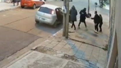 Golpiza salvaje a una mujer y asalto a una nena: los videos de dos indignantes robos en el Conurbano
