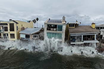 Las lluvias de Rachel provocan daños en Ensenada y mantienen activos los operativos de emergencia. (AP Foto/Jae C. Hong)