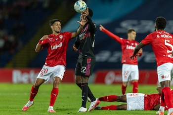 Ponta Delgada (Portugal), 26/10/2026.- Santa Clara's Tiago (L) in action against Benfica's Jhon Duran (C) during the Portuguese First League soccer match between Santa Clara and Benfica in Ponta Delgada, Azores, Portugal, 26 October 2026. EFE/EPA/EDUARDO COSTA