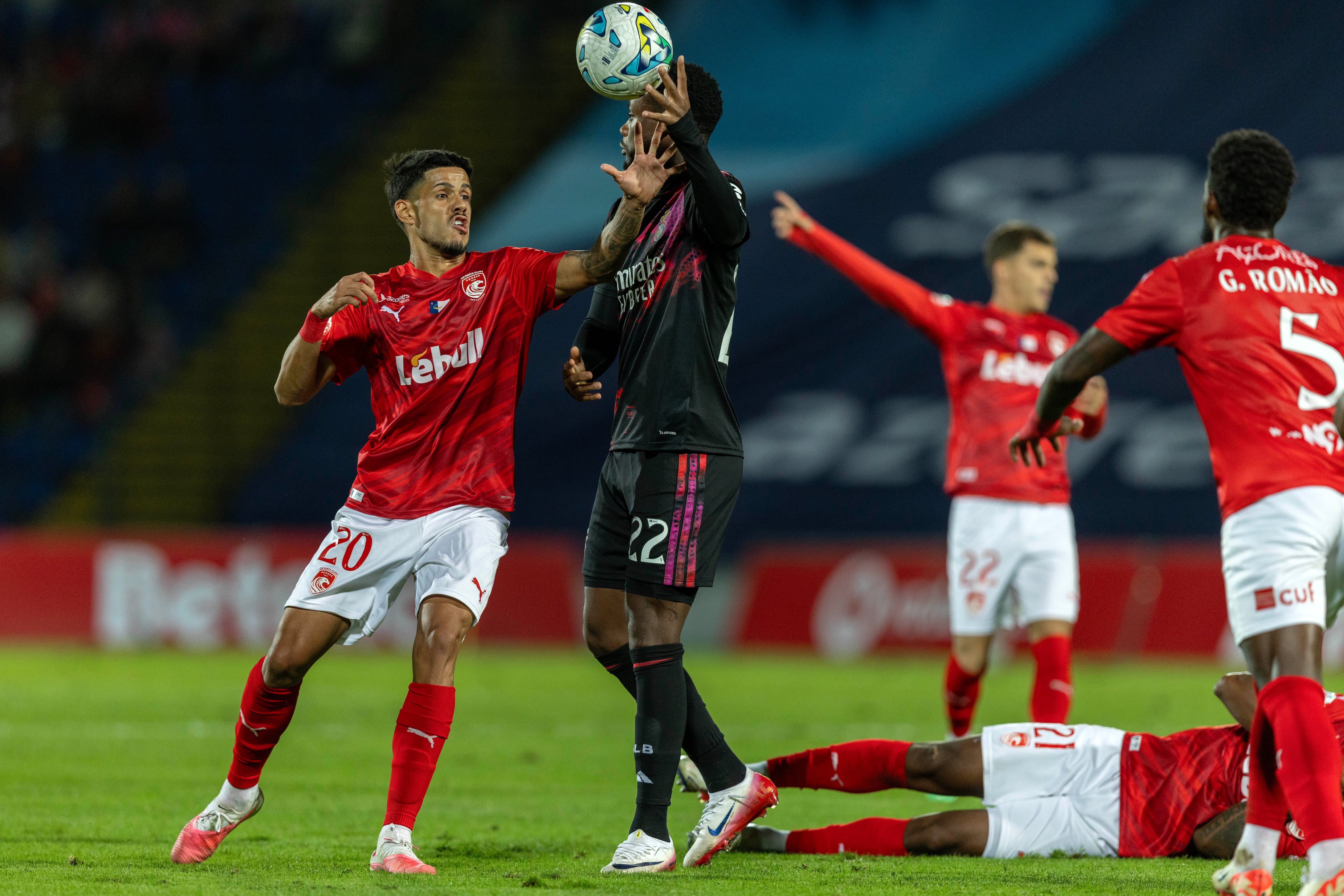El delantero colombiano fue expulsado tras finalizar el encuentro entre Santa Clara y Benfica-crédito Eduardo Costa/EFE/EPA