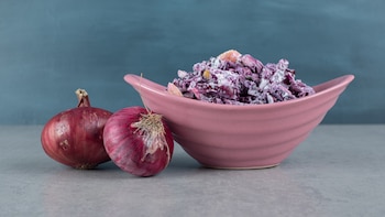 ‘Cipolle tonnate’, una receta italiana a base de atún en lata y cebolla que es ideal para un aperitivo frío este verano