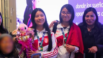 Las dos estudiantes peruanas celebran