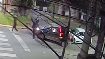Asaltaron a un chofer de aplicación, lo ataron con un cable y le robaron el auto: el descuido que permitió identificarlos