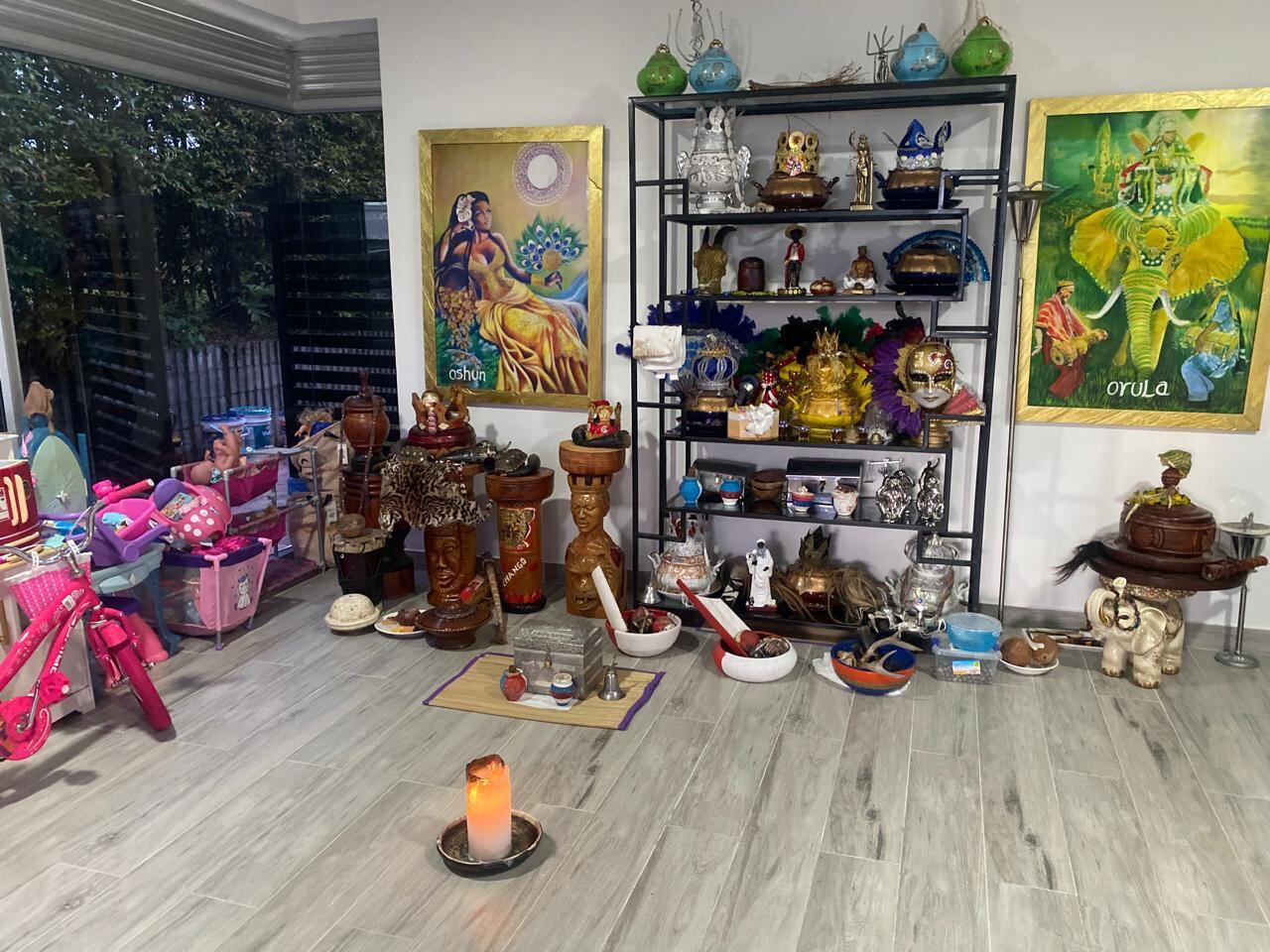 En los operativos se encontraron altares de santería, lujos y armas en la propiedad del acusado - crédito Policía Nacional