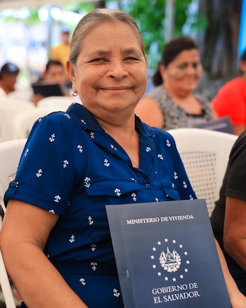 El 73% de las escrituras entregadas en Morazán Sur correspondió a mujeres jefas de hogar, como parte de las medidas de seguridad patrimonial. (Foto cortesía Secretaría de Prensa Presidencia)