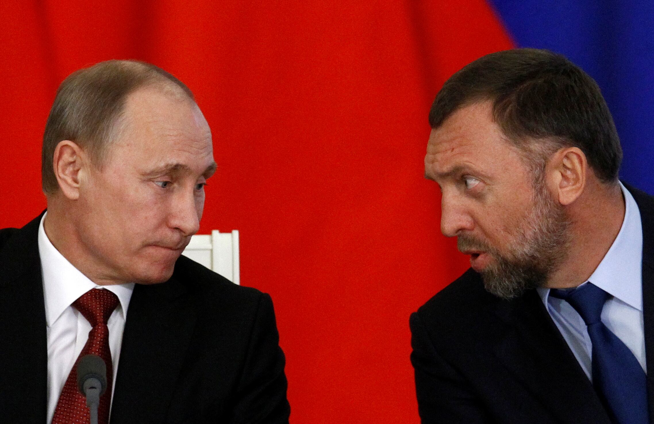Imagen de archivo del presidente ruso Vladimir Putin y el magnate Oleg Deripaska en el Kremlin en marzo de 2013 (REUTERS/Sergei Karpukhin/Foto de archivo)