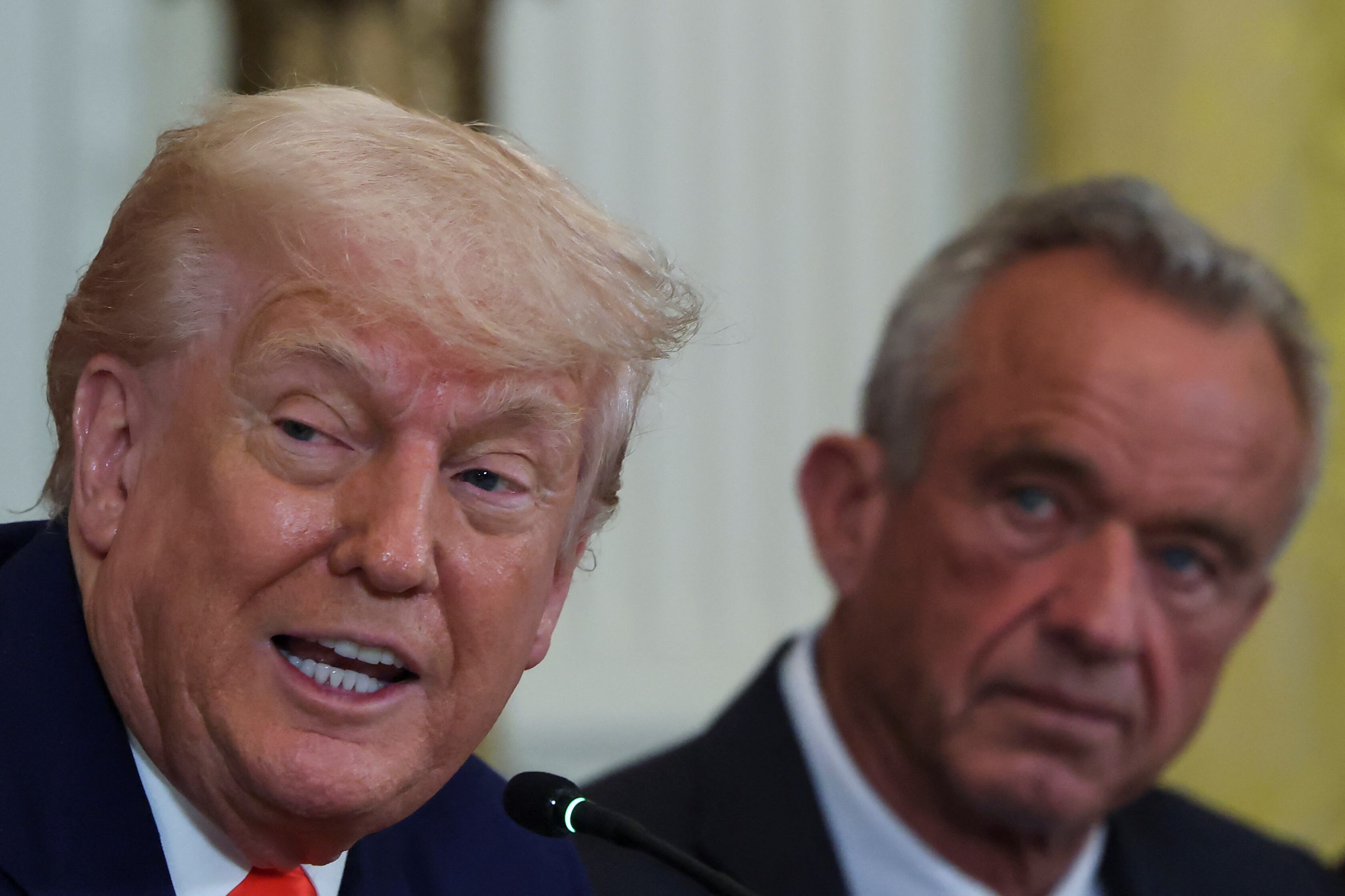 El presidente de Estados Unidos, Donald Trump, junto a su secretario de Salud, Robert F. Kennedy Jr. (Foto: REUTERS/Evelyn Hockstein)