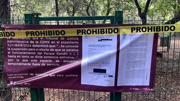 Una de las lonas que