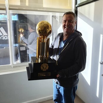 Gabriel con la Recopa de