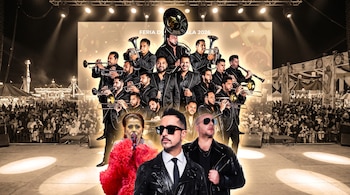 Banda musical grande, cantante femenina con micrófono, dos hombres con gafas de sol, escenario, público, juegos de feria y cartel de la Feria de Tlaxcala 2026.