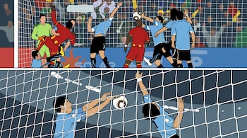 Caricatura de partido de fútbol dividida en dos. Arriba, jugadores en el área de gol, un jugador celeste detiene el balón con la mano. Abajo, un portero intenta atajar el balón en la red.