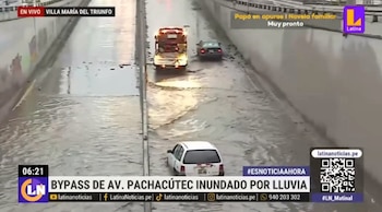Una grúa va en busca de un vehículo que se quedó estancado en medio del bypass de VMT.