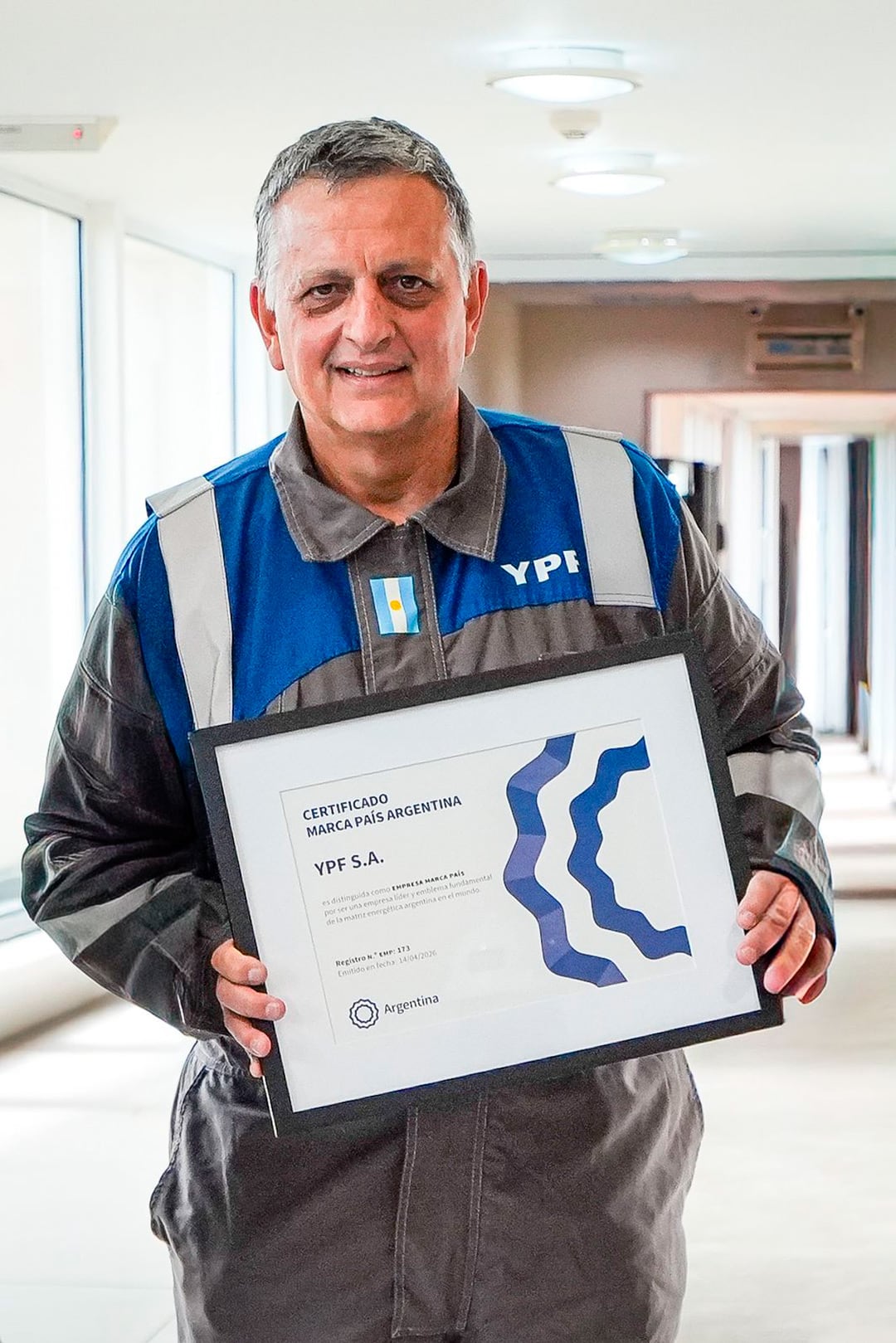 YPF recibió el certificado de Marca País - Infobae