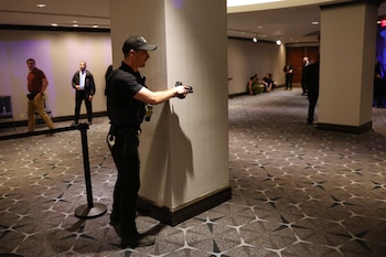 Miembros de las fuerzas de seguridad intervinieron durante la cena de corresponsales de la Casa Blanca, celebrada el sábado 25 de abril de 2026 en Washington (AP Photo/Tom Brenner)
