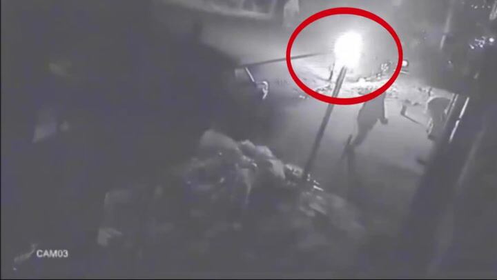 El momento en el que el acusado prendió fuego a su ex pareja