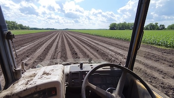 Un trabajador murió al volcar