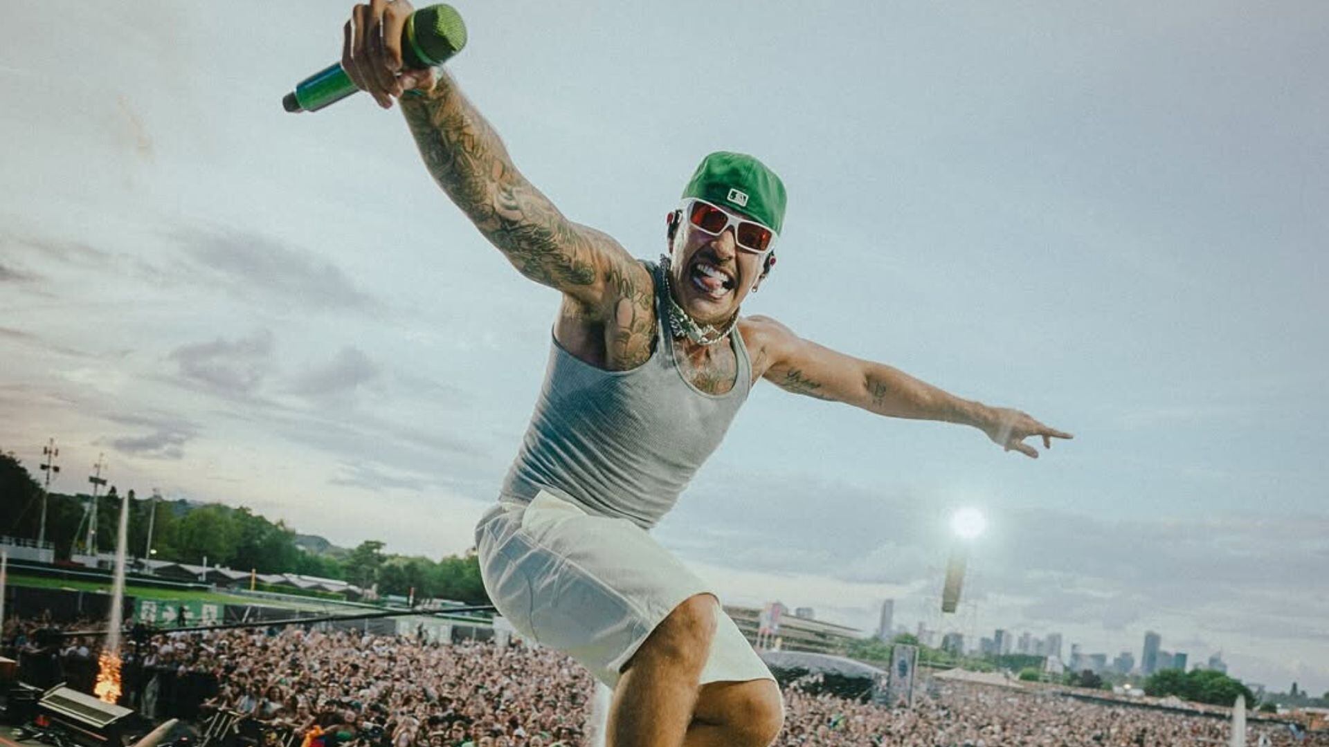 Feid resbaló en la tarima del Lollapalooza París 2025 tras la lluvia que dejó el piso mojado - crédito @feid/Instagram