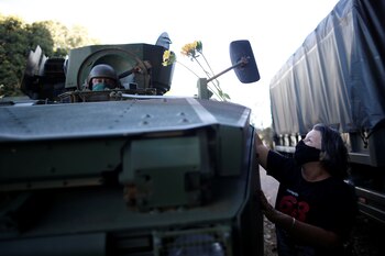 Una manifestante protesta durante el