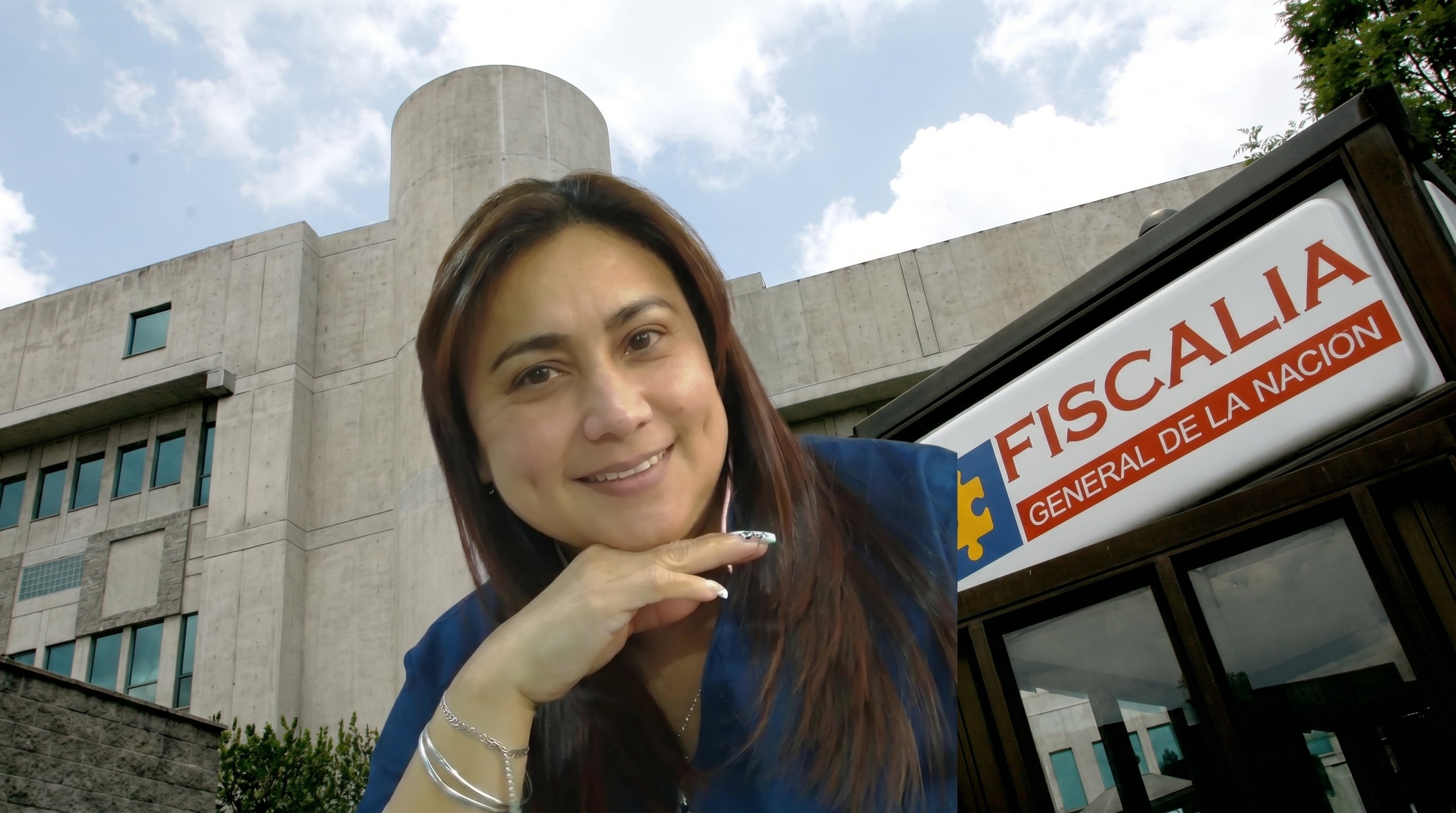Yulixa Toloza posa sonriente frente al edificio de la Fiscalía General de la Nación, destacando su presencia en un entorno institucional clave. (Imagen Ilustrativa Infobae)