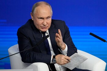 El presidente ruso Vladímir Putin habla en una reunión con activistas de su campaña electoral en Moscú (AP Foto/Alexander Zemlianichenko, Pool)