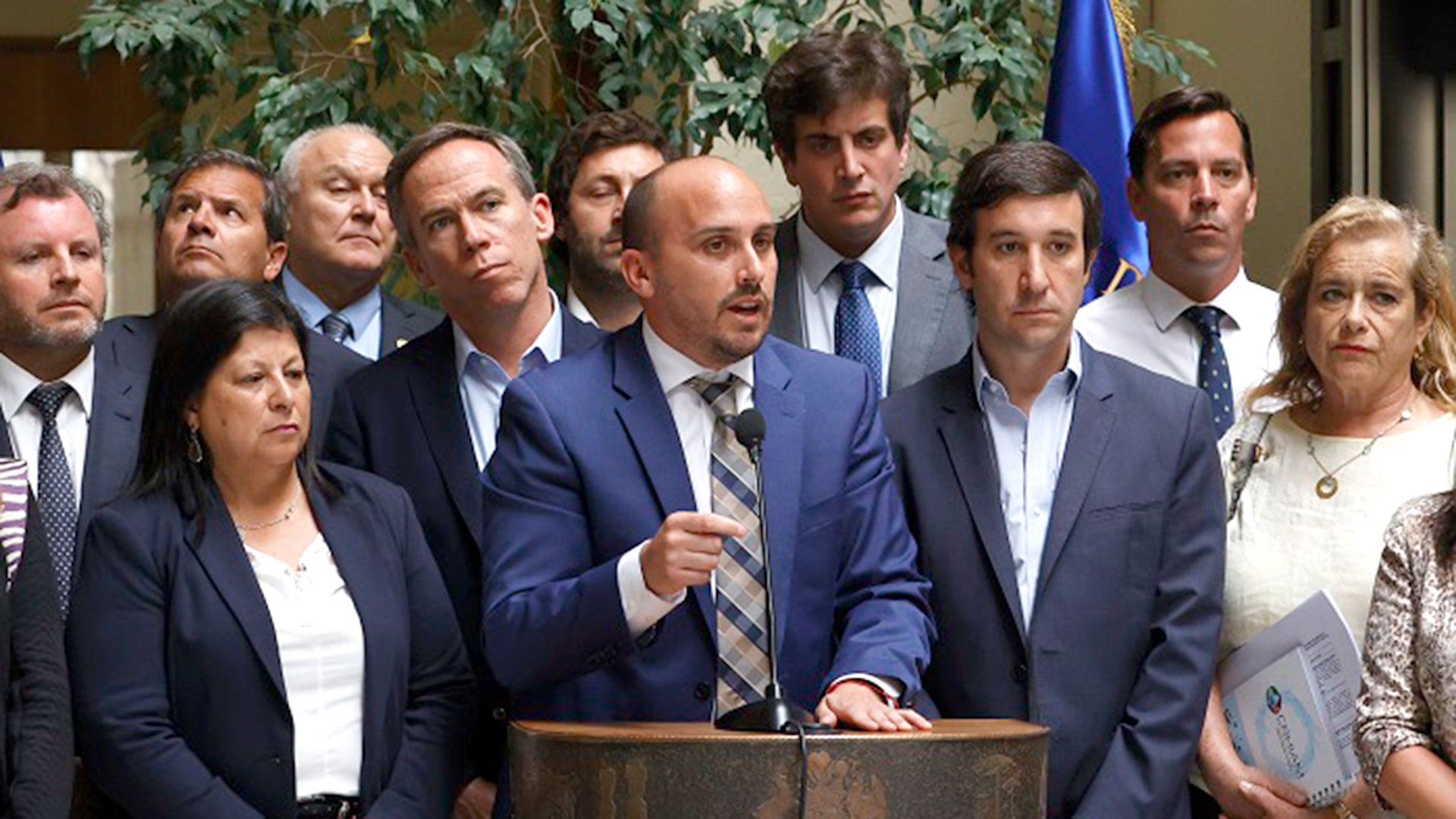 Andrés Longton brinda un discurso acompañado por legisladores (Créditos: Raúl Zamora/Aton Chile)