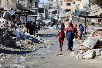Palestinos caminan buscando refugio en