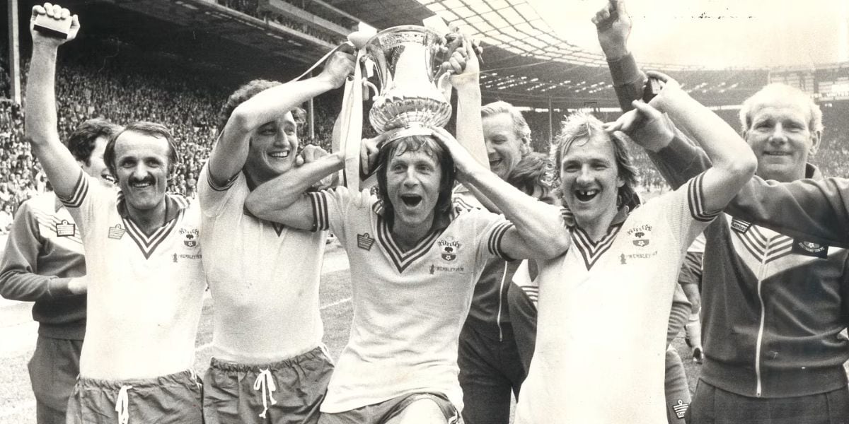 La FA Cup de 1976 llevó al Southampton a la Recopa 1976-77, donde alcanzó los cuartos de final (Southampton)