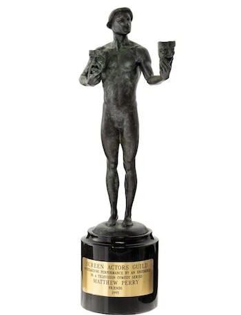 El premio del Screen Actors Guild que Matthew Perry recibió en 1995 también estará disponible en la subasta. (Heritage Auctions)