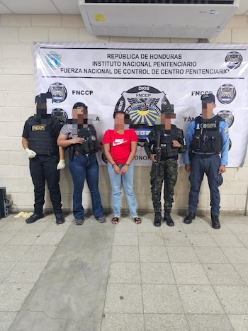 Dos mujeres identificadas como alias Naida y alias La Negra enfrentan investigaciones por asociación para delinquir y venta de drogas.