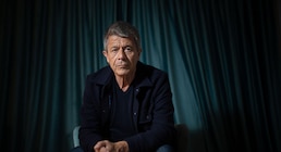 Emmanuel Carrère, escritor francés: “Me parece más honesto contar una historia de la que formo parte, que como si fuera dios”