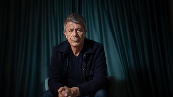 Emmanuel Carrère, escritor francés: “Me parece más honesto contar una historia de la que formo parte, que como si fuera dios”