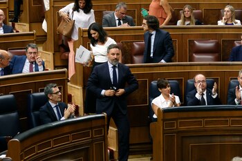 Santiago Abascal abandona el hemiciclo