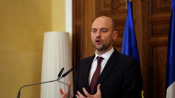 El ministro de Exteriores remite