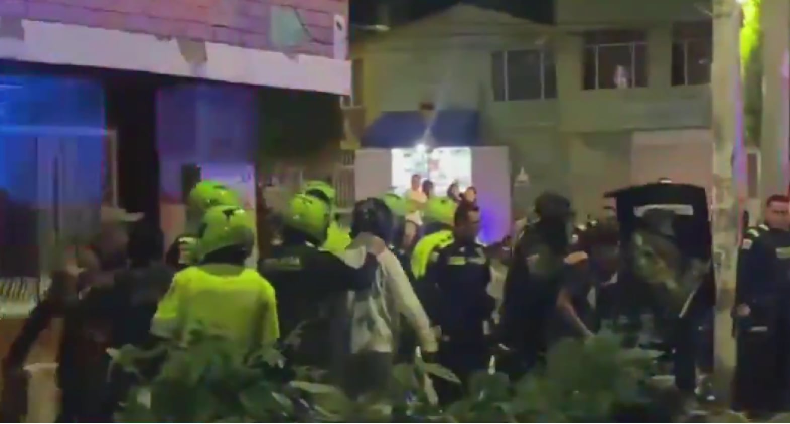 Asonada en medio de una operación por un caso de violencia intrafamiliar dejó un muerto y un policía herido