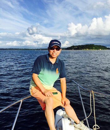 El ciudadano chino-estadounidense Kai Li, detenido en China desde 2016, posa para una fotografía mientras pesca en el estrecho de Long Island en Nueva York, EE. UU., el 23 de agosto de 2015. Harrison Li/Folleto vía REUTERS