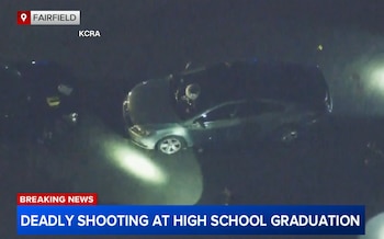 Vista aérea nocturna de un coche rodeado de personas y luces brillantes, con una sobreimpresión de noticias sobre un tiroteo en Fairfield